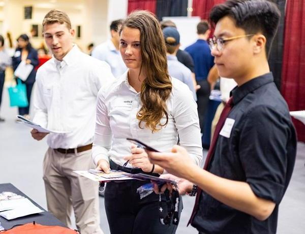 students at the aeronautics career fair